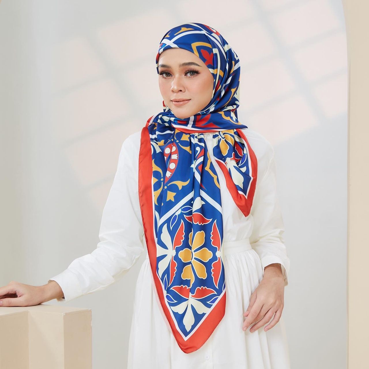 Ozel in Orange Blue Square